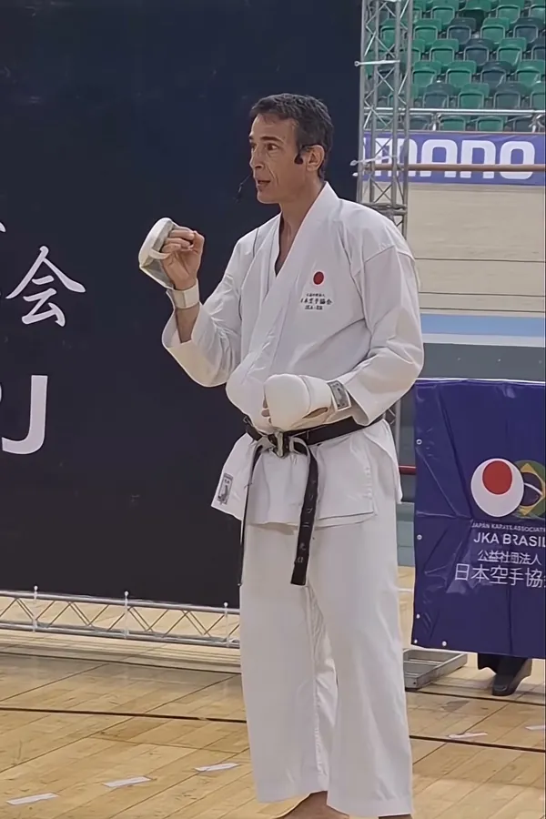 Jayme Sandall de luvas, ensinando num evento da JKA no Rio de Janeiro