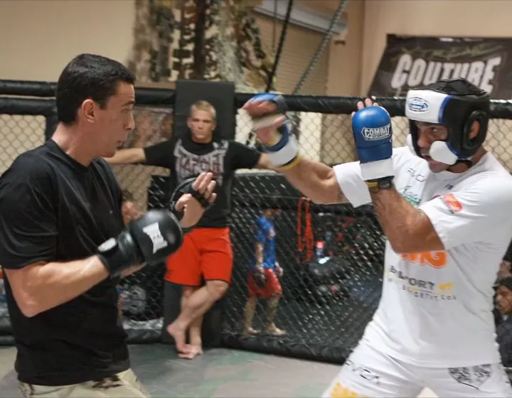 Jayme Sandall de luvas, frente a frente com Vitor Belfort, num treino em Las Vegas
