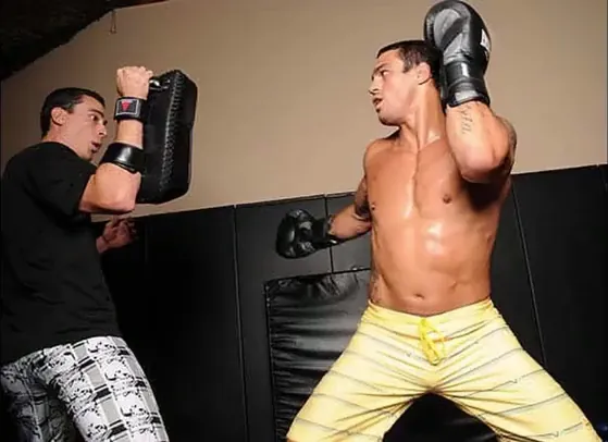 Jayme Sandall segura a manopla para Vitor Belfort no treino