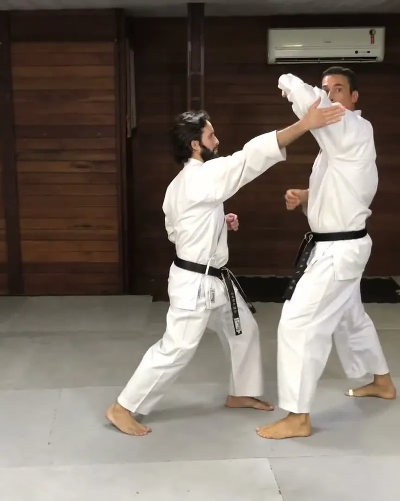 Jayme Sandall toca no soco do parceiro com o antebraço para abrir o contra-ataque